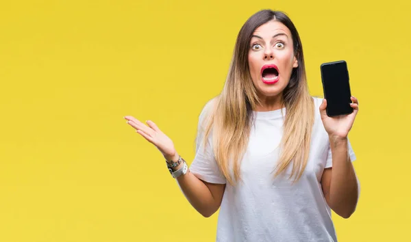 Młoda Piękna Kobieta Pokazuje Pusty Ekran Smartphone Białym Tle Bardzo — Zdjęcie stockowe