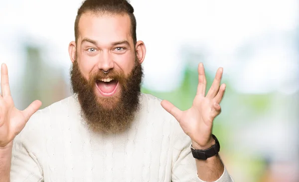 Homem Jovem Hipster Vestindo Camisola Inverno Comemorando Louco Espantado Com — Fotografia de Stock