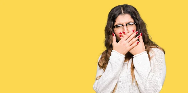 Joven Hermosa Mujer Con Gafas Impactadas Cubriendo Boca Con Las — Foto de Stock