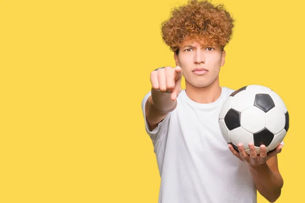 Joven Hombre Guapo Sosteniendo Pelota Fútbol Apuntando Con Dedo Cámara —  Fotos de Stock