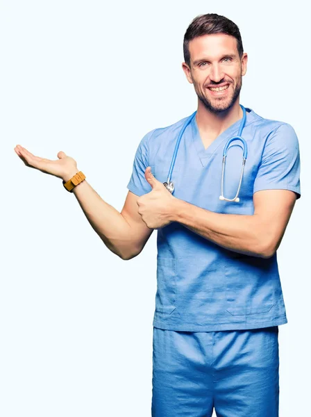 Bello Medico Uomo Indossa Uniforme Medica Sfondo Isolato Mostrando Mano — Foto Stock