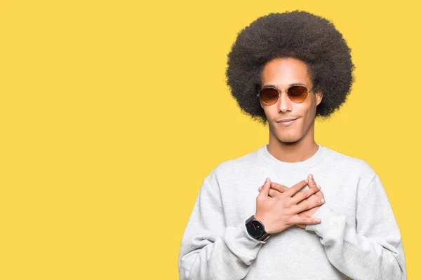 Unga Afroamerikanska Man Med Afro Hår Bär Solglasögon Leende Med — Stockfoto
