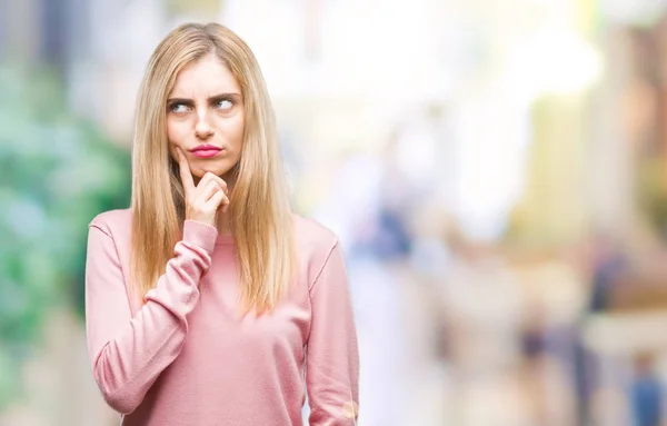 Mujer Rubia Hermosa Joven Con Suéter Invierno Rosa Sobre Fondo — Foto de Stock