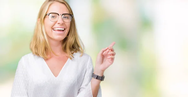 Mulher Bonita Usando Óculos Sobre Fundo Isolado Com Grande Sorriso — Fotografia de Stock