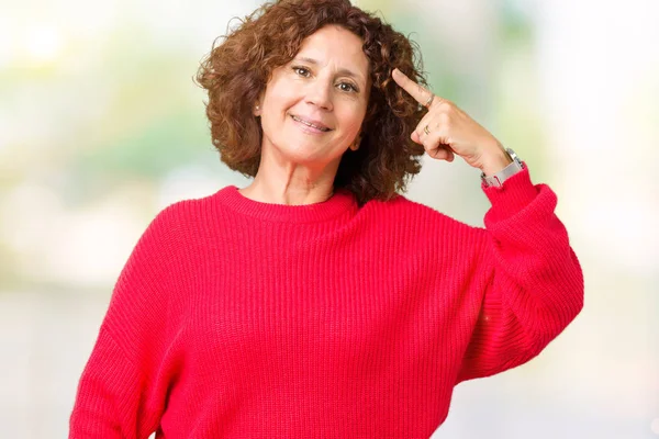 Linda Mulher Sênior Meio Ager Camisola Inverno Vermelho Sobre Fundo — Fotografia de Stock