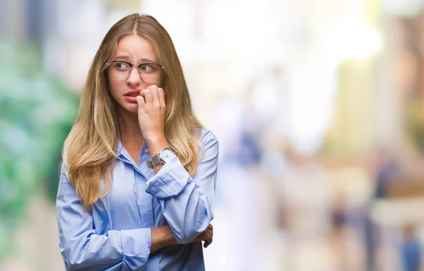 Junge Schöne Blonde Geschäftsfrau Mit Brille Über Isoliertem Hintergrund Sieht — Stockfoto