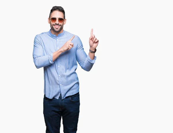 Joven Hombre Guapo Con Gafas Sol Sobre Fondo Aislado Sonriendo — Foto de Stock