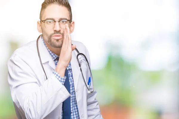 Guapo Joven Doctor Hombre Sobre Aislado Fondo Mano Boca Contando — Foto de Stock