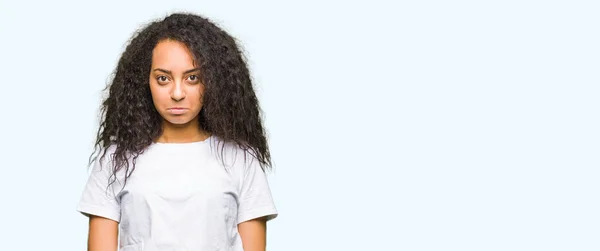 Menina Bonita Nova Com Cabelo Encaracolado Vestindo Shirt Branca Casual — Fotografia de Stock