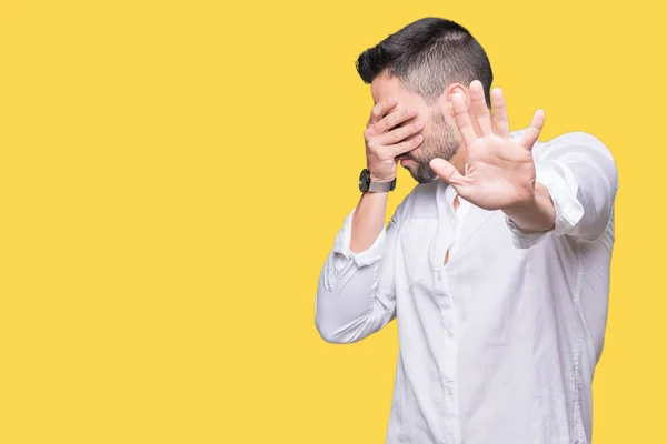 Joven Hombre Negocios Sobre Fondo Aislado Cubriendo Los Ojos Con — Foto de Stock