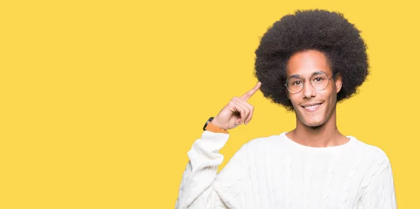 Giovane Uomo Afro Americano Con Capelli Afro Indossare Occhiali Sorridente — Foto Stock