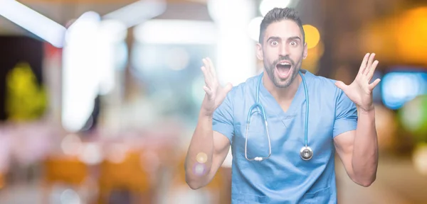 Gutaussehender Junger Arzt Chirurg Mann Mit Isoliertem Hintergrund Feiert Verrückt — Stockfoto