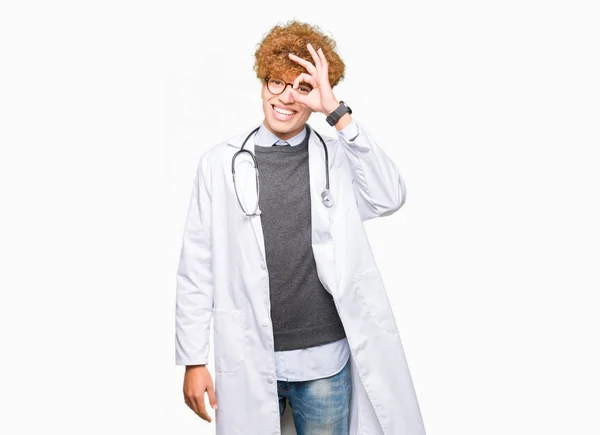 Mladý Pohledný Doktor Rouchem Lékařské Kabát Dělá Gesto Rukou Úsměvem — Stock fotografie