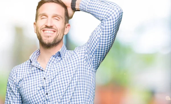 Pria Bisnis Tampan Dengan Mata Biru Tersenyum Percaya Diri Menyentuh — Stok Foto