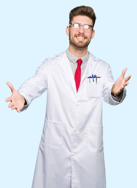 Junger Gut Aussehender Wissenschaftler Mit Brille Der Die Kamera Lächelt — Stockfoto