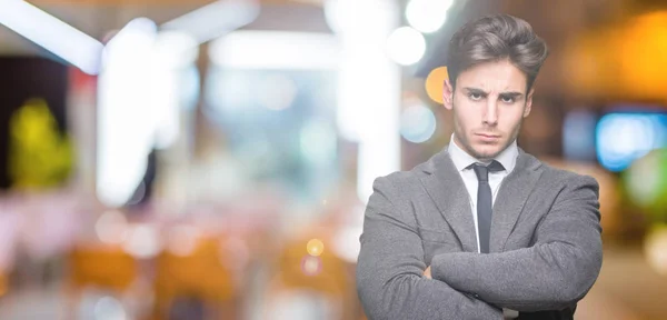 Joven Hombre Negocios Con Traje Corbata Sobre Fondo Aislado Escéptico — Foto de Stock