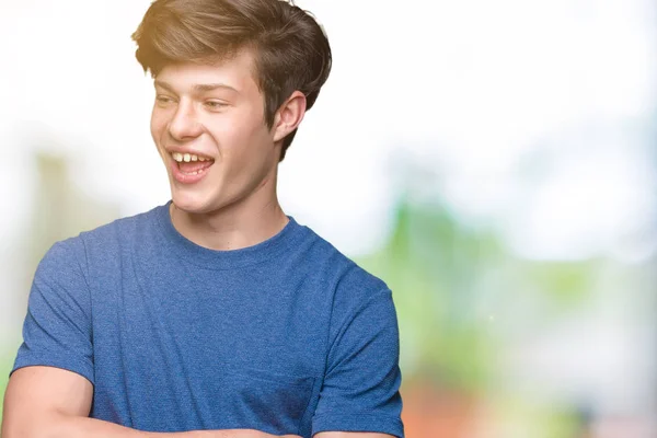 Joven Hombre Guapo Con Camiseta Azul Sobre Fondo Aislado Cara —  Fotos de Stock