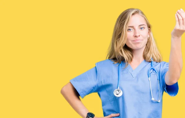 Krásný Mladý Lékař Žena Nosit Zdravotní Uniformu Izolované Pozadí Dělá — Stock fotografie