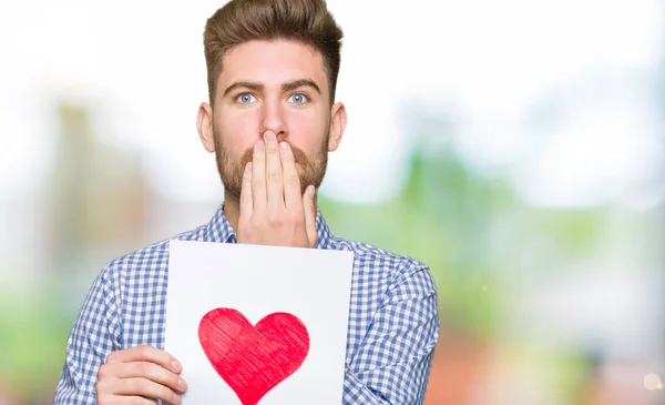 Genç Yakışıklı Adam Ile Kırmızı Kalp Kapağı Ağız Ile Hata — Stok fotoğraf