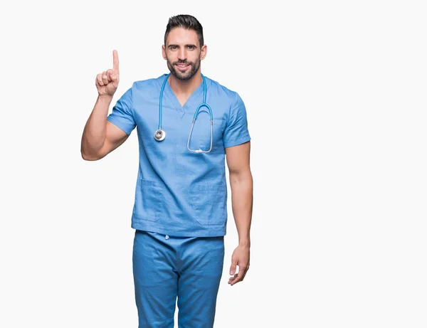 Pohledný Mladý Lékař Chirurg Muž Nad Izolované Pozadí Zobrazení Směřující — Stock fotografie