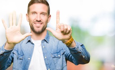 Sakal üzerinde gösterilen ve parmakları ile işaret denim ceket ve mavi gözlü yakışıklı adamla kendinden emin ve mutlu gülümseyerek süre yedi numara.