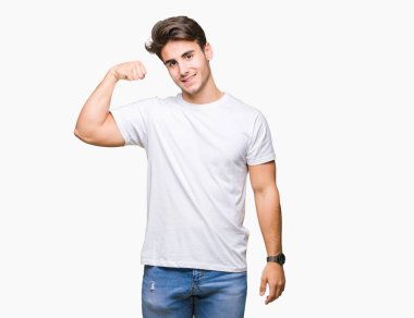 Kol kas, kendinden emin ve güç gurur gösteren izole arka plan güçlü kişi üzerinde beyaz t-shirt giyen genç yakışıklı adam