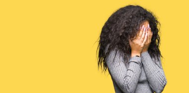 Ağlama sırasında elleri ile yüz kapsayan üzücü ifade ile kıvırcık saçlı Genç güzel kız. Depresyon konsepti.