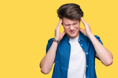 Çünkü çaresiz ve stresli baş ağrısı acı izole arka plan üzerinde gözlüklü genç yakışıklı adam ağrı ve migren. Ellerini kafasına.