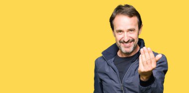 Beckoning gel burada mutlu ve gülümseyerek el davet ile jest bir ceket giyen orta yaş yakışıklı adam