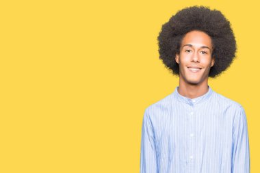 Bir mutlu ve serin afro saçlı genç Afro-Amerikan adam yüzünde gülümseme. Şanslı kişi.