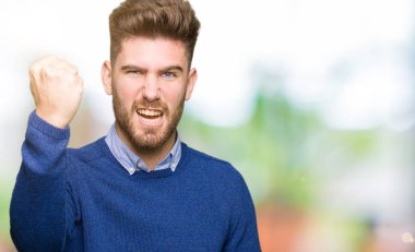 Genç yakışıklı bussines adam kızgın ve kızgın hayal kırıklığı ve öfke ile bağırarak süre öfkeli yumruk yükselterek. Öfke ve agresif kavramı.