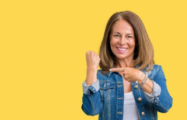 İşaret seyretmek zaman, sabırsızlık, üzgün ve kızgın için son tarih gecikme için acele arka plan üzerinde rahat denim ceket giyen güzel orta yaş kadın izole