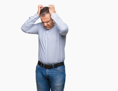 Orta yaş Arap iş adamı çünkü umutsuz ve stresli baş ağrısı acı izole arka plan üzerinde ağrı ve migren. Ellerini kafasına.