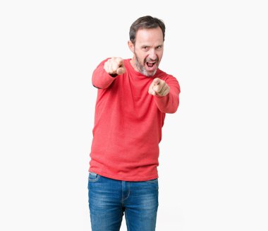 İzole arka plan üzerinde kış kazak giyen yakışıklı Orta Çağ ağarmış kıdemli adam size ve parmaklar ile kamera işaret, olumlu ve neşeli gülümseyen