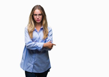 İzole arka plan şüpheci ve çapraz kolları olan yüzündeki gergin, onaylamayan ifade gözlüklü genç güzel sarışın iş kadını. Negatif kişi.