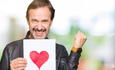 Kağıt ile gurur çığlık ve zafer ve başarı çok heyecanlı, kutlama kırmızı kalp tutan yakışıklı orta yaş erkek duygu tezahürat