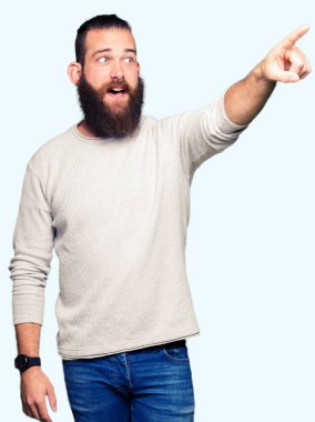 Rahat kazak giyen genç sarışın adam önünde sürpriz parmak ile Işaret, açık ağız hayran ifadesi, ön bir şey