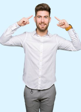 Genç yakışıklı iş hem el parmak, harika bir fikir ya da düşünce, iyi bellek ile baş gösteren gülen adam