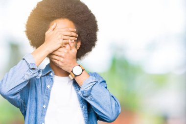 Afro saç ile genç Afrikalı Amerikalı adam gözler ve ağız elleri ile kapsayan, sürpriz ve şok. Duyguyu gizleme