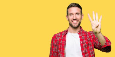 Gösterilen ve parmakları ile işaret rahat gömlek giymiş yakışıklı adam kendinden emin ve mutlu gülümseyerek süre dört numara.