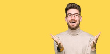 Genç yakışıklı iş adamı deli ve silah ile başarı için hayran kutluyor gözlük takan kaldırdı ve açık gözleri çığlık heyecanlı. Kazanan kavramı