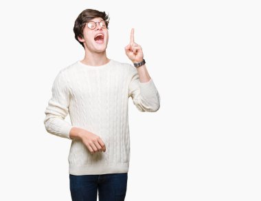 Başarılı fikirle izole arka plan işaret parmağı üzerinde gözlük takan yakışıklı delikanlı. Çıktıktan ve mutlu. Bir numara.