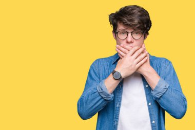 Üzerinde gözlük takan genç yakışıklı adam arka plan ağız hata için elleriyle kapsayan şok izole. Gizli kavramı.