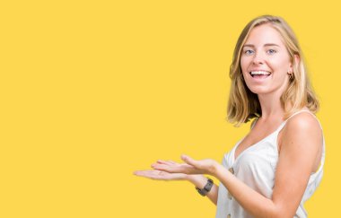 İzole arka plan güzel genç kadın el ve reklam mutlu ve kendinden emin gülümseyen sunulması avuç, yanında işaret