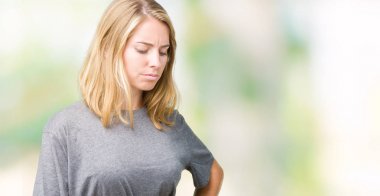 Güzel genç kadın üzerinde büyük boy rahat t-shirt giyen izole mide üzerinde el ile arka plan çünkü mide bulantısı, ağrılı hastalık hasta hissediyor. Ağrısı kavramı.