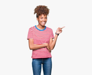 Yüzünde kocaman bir gülümseme ile izole arka plan üzerinde güzel genç Afro-Amerikan kadın kameraya bakarak yan el ve parmak ile işaret.