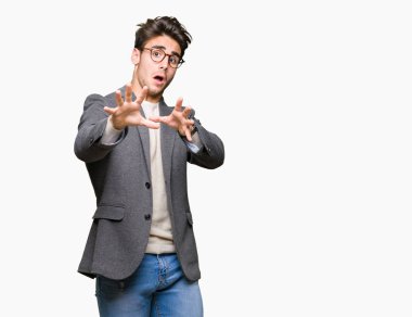 Üzerinde gözlük takan genç iş adamı arka plan korkuyor ve korku ifade dur hareketi el ile ile dehşete şokta bağırarak izole. Panik kavramı.