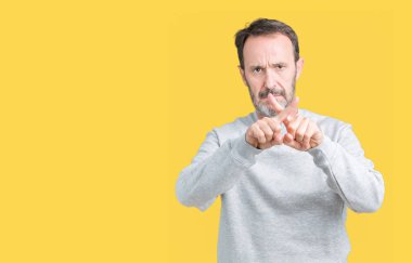 Yakışıklı orta yaş komuta sizde üzerinde izole arka plan ret ifade geçiş parmakları eksi işareti yapıyor bir kazak giyiyor