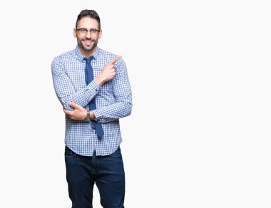 Genç iş adamı gözlük izole üzerinde işaretleme için reklam, ciddi ve sakin yüz gösterilen yan el parmak ile arka plan