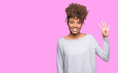 Güzel genç Afro-Amerikan kadın gösterilen ve parmakları ile işaret izole arka plan yüzünden kendinden emin ve mutlu gülümseyerek süre dört numara.